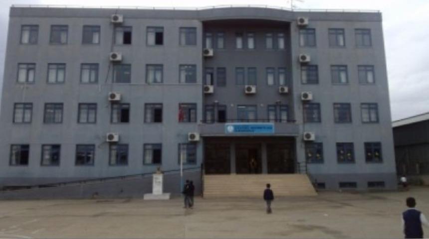 Ortaokul çocuklarını sıraya dizip 'Hz.Muhammed'in sakalı'nı öptürdüler