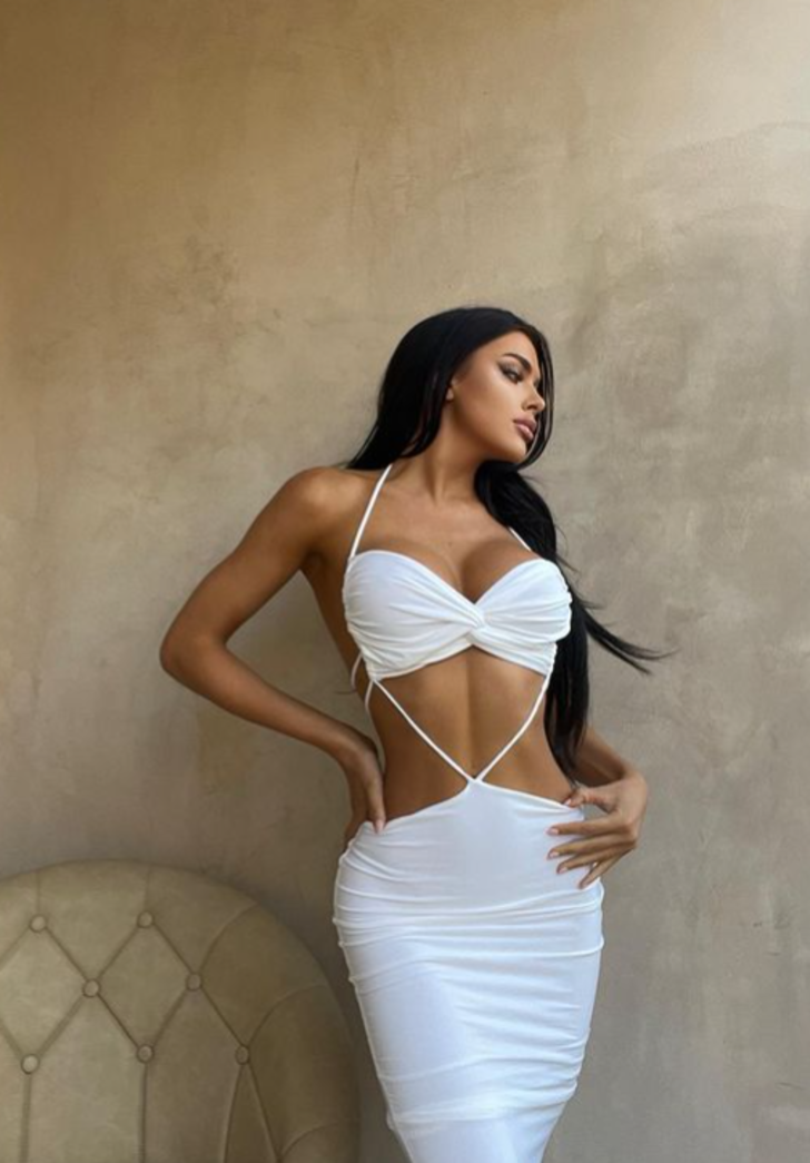 Sosyal medya fenomeni Kelsie Jean Smeby sosyal medyanın sınırlarını aştı! Elbiseni kalçasından aşağı indirerek poz verdi G2