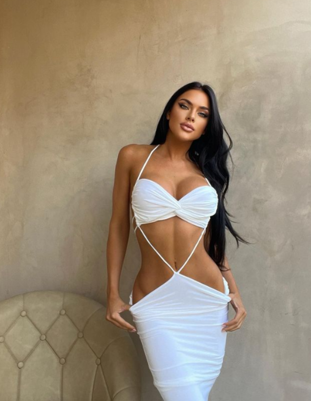 Sosyal medya fenomeni Kelsie Jean Smeby sosyal medyanın sınırlarını aştı! Elbiseni kal&ccedil;asından aşağı indirerek poz verdi