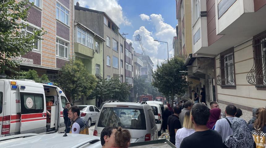 İstanbul'da apartmanın çatısında çıkan yangın söndürüldü