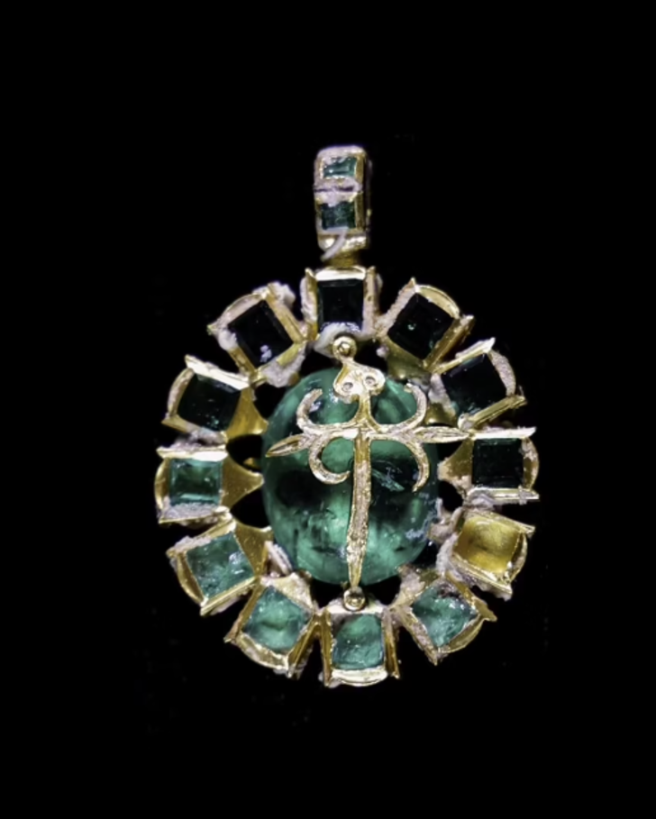 Tam 350 yıldır öylece duruyordu! Kapağını kaldırınca hazine çıktı, görenler inanamadı G3