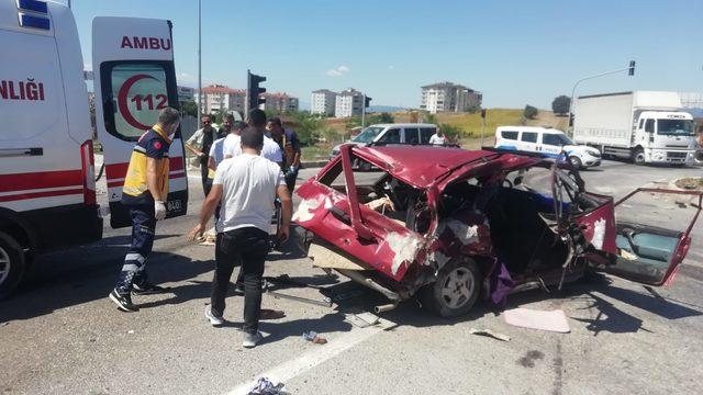 GÜNCELLEME - Bursa'da tırla otomobilin çarpışması sonucu 3 kişi öldü, 1 kişi yaralandı