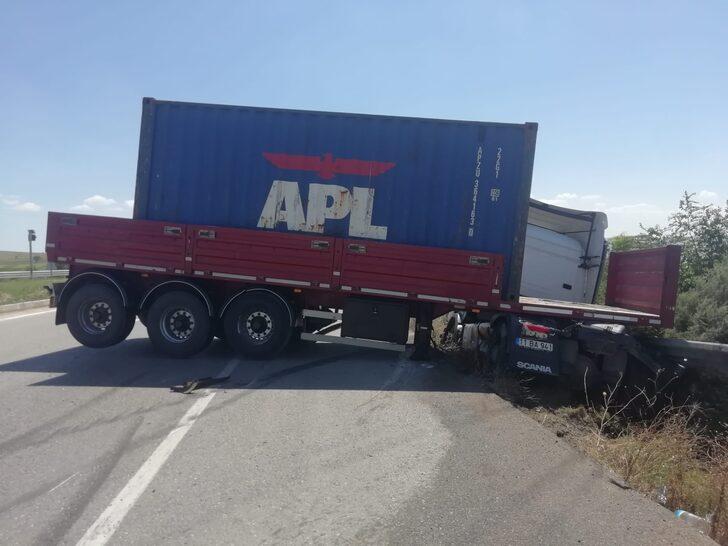 GÜNCELLEME - Bursa'da tırla otomobilin çarpışması sonucu 3 kişi öldü, 1 kişi yaralandı G2