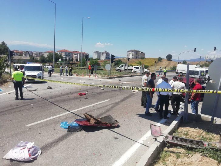 GÜNCELLEME - Bursa'da tırla otomobilin çarpışması sonucu 3 kişi öldü, 1 kişi yaralandı G4