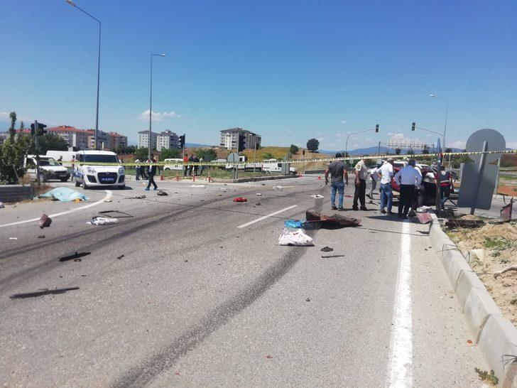 GÜNCELLEME - Bursa'da tırla otomobilin çarpışması sonucu 3 kişi öldü, 1 kişi yaralandı G5