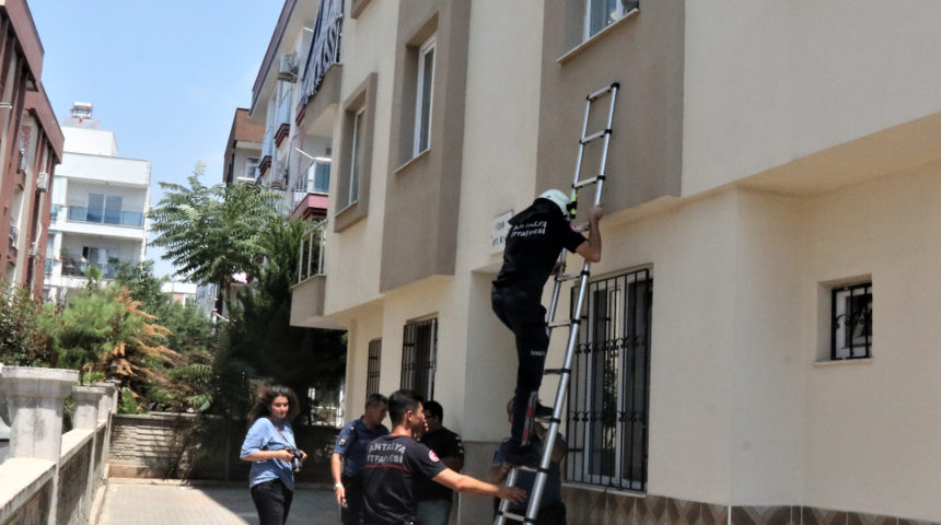 Antalya'da acı ölüm! İşe gelmemesinden şüphelenildi, balkon kapısına asılı halde bulundu