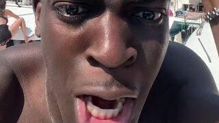 Tatili zehir olunca sosyal medyadan isyan etti! “Denizde bir dışkı bana doğru yüzdü”