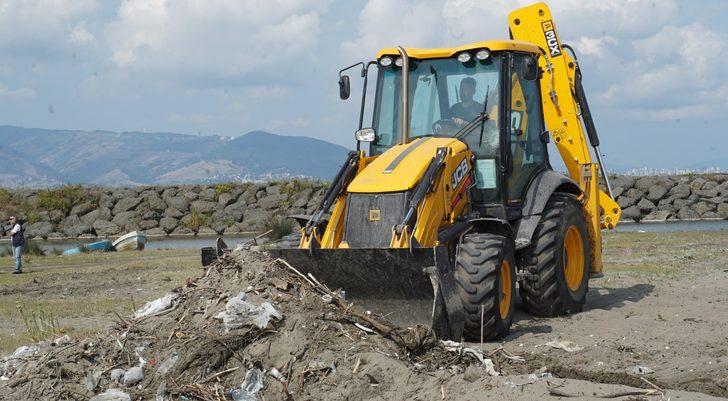 Koruma altındaki kum zambaklarının da bulunduğu sahilden 2,5 ton atık ve çöp toplandı G1