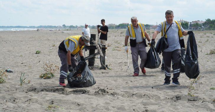 Koruma altındaki kum zambaklarının da bulunduğu sahilden 2,5 ton atık ve çöp toplandı G3