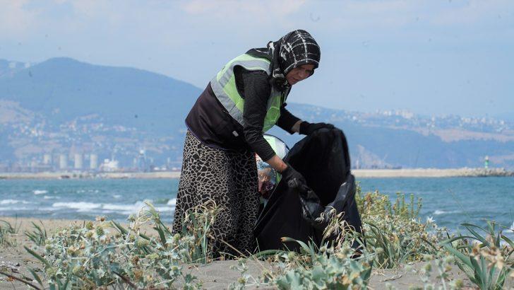 Koruma altındaki kum zambaklarının da bulunduğu sahilden 2,5 ton atık ve çöp toplandı G4