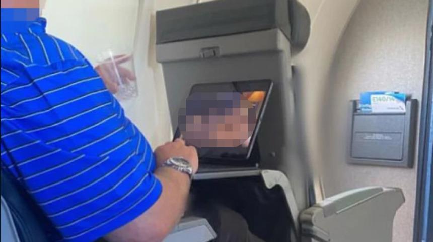 Yolcu uçağında müstehcen video izlerken fena yakalandı! O anlar sosyal medyada gündem oldu