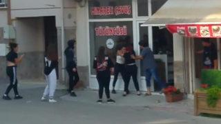 Bursa'daki genç kızların kavgası kamerada! Sokak ortasında saç saça birbirlerine girdiler