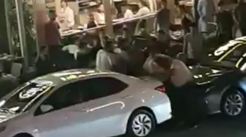 Ümraniye'de ünlü işkembecide 'yanlış sipariş' kavgası! Sokağa taştı, yumruklar havada uçuştu