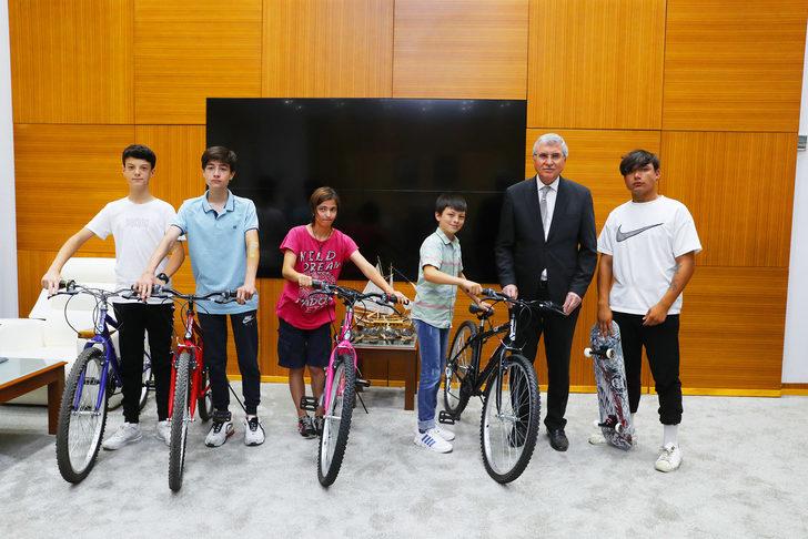 Sakarya'da bisikleti çalınan çocuğa yenisi hediye edildi G1
