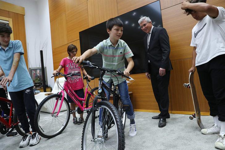 Sakarya'da bisikleti çalınan çocuğa yenisi hediye edildi G2