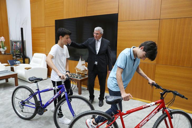 Sakarya'da bisikleti çalınan çocuğa yenisi hediye edildi G3