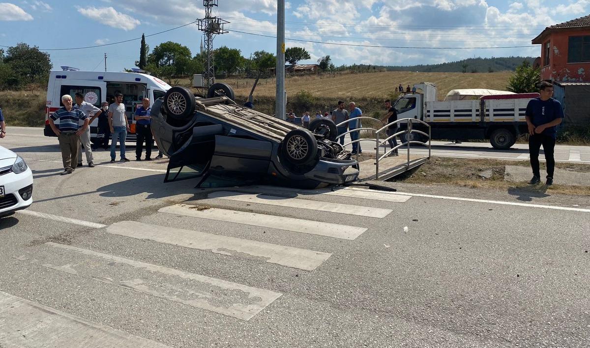 Sinop'ta devrilen otomobildeki 2 kişi yaralandı