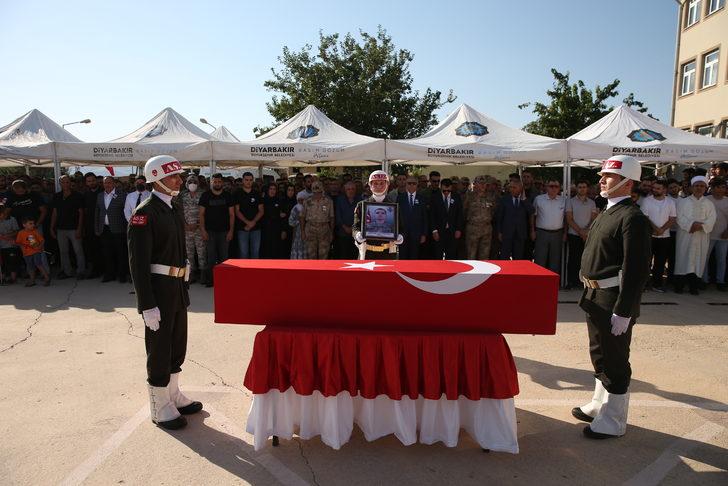 Piyade Er Sofioğlu'nun cenazesi Diyarbakır'da son yolculuğuna uğurlandı G3