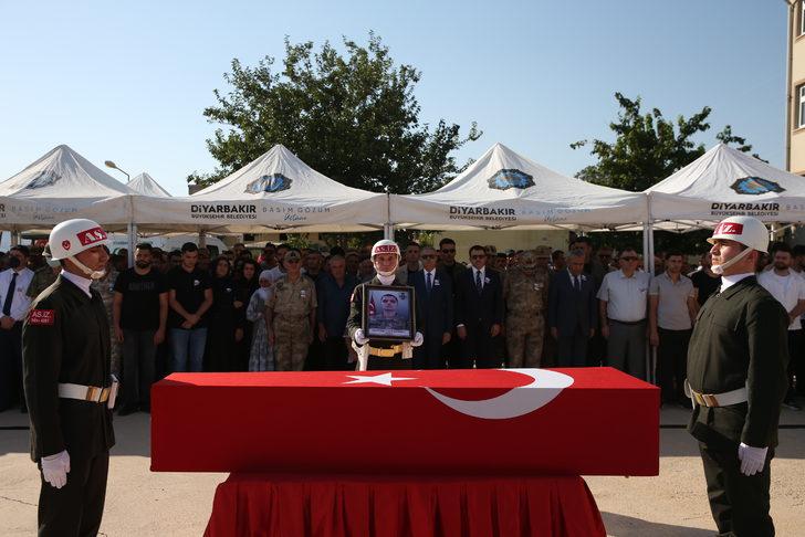 Piyade Er Sofioğlu'nun cenazesi Diyarbakır'da son yolculuğuna uğurlandı G4