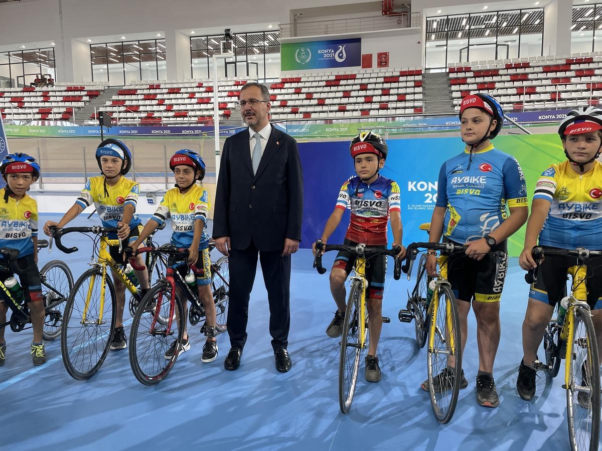 Gen&ccedil;lik ve Spor Bakanı Kasapoğlu, Konya Olimpik Veledromu'nda incelemelerde bulundu: