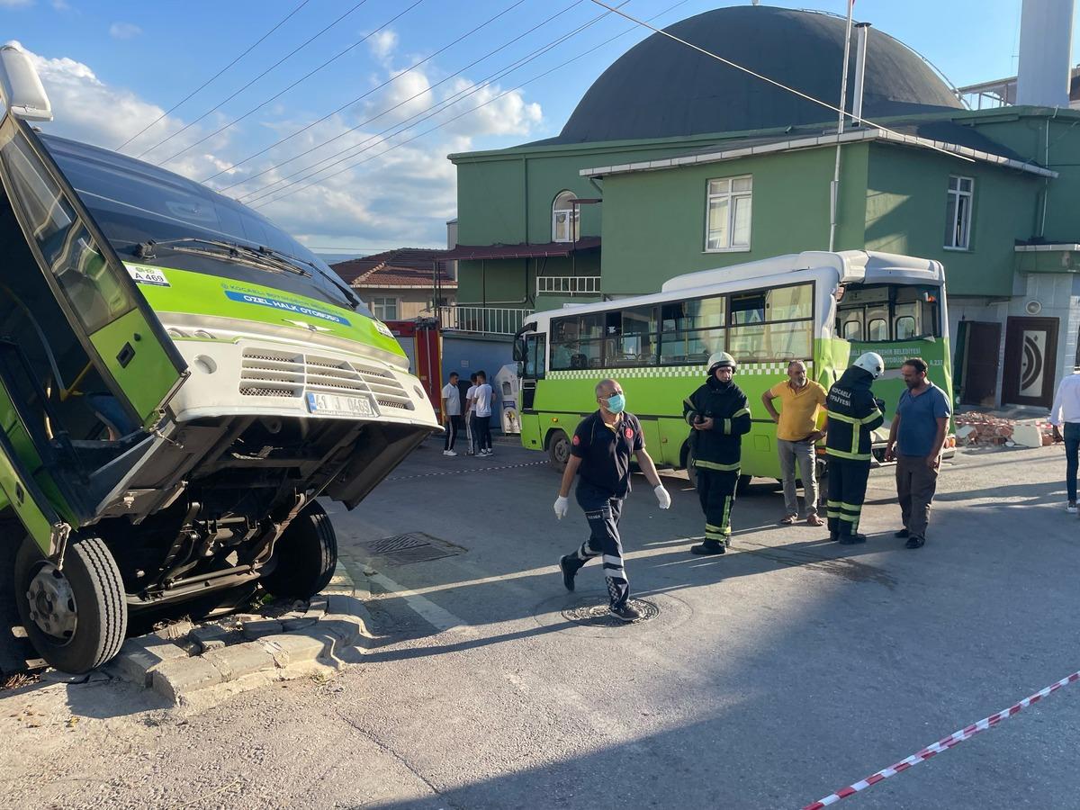Kocaeli'de binanın bah&ccedil;esine devrilen midib&uuml;steki 8 yolcu yaralandı