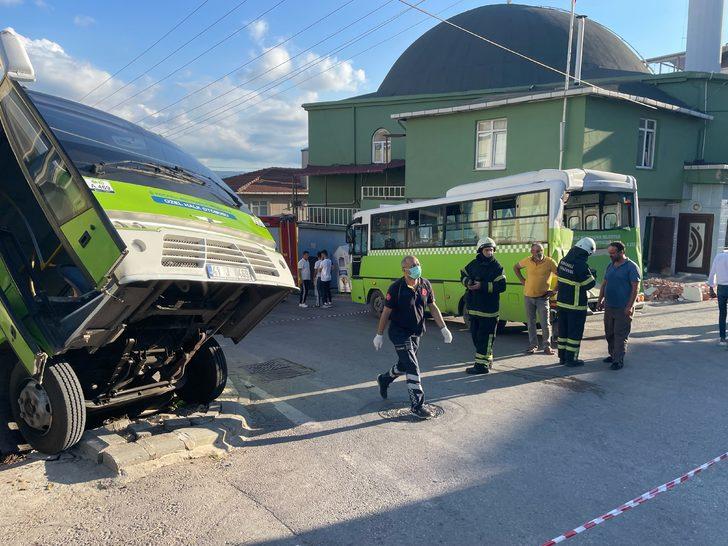 GÜNCELLEME - Kocaeli'de binanın bahçesine devrilen midibüsteki 8 yolcu yaralandı G1