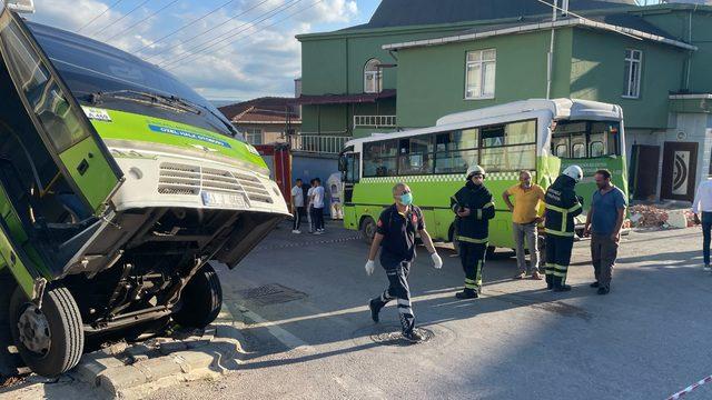 GÜNCELLEME - Kocaeli'de binanın bahçesine devrilen midibüsteki 8 yolcu yaralandı