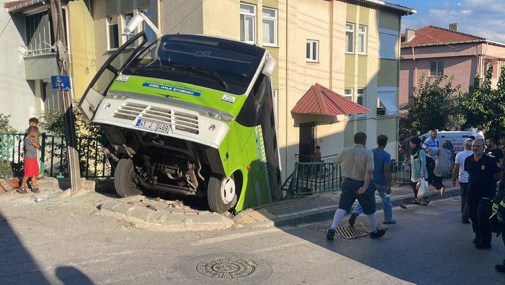 GÜNCELLEME - Kocaeli'de binanın bahçesine devrilen midibüsteki 8 yolcu yaralandı G2