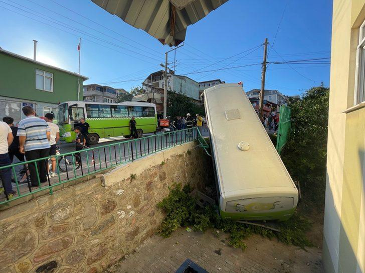 GÜNCELLEME - Kocaeli'de binanın bahçesine devrilen midibüsteki 8 yolcu yaralandı G4