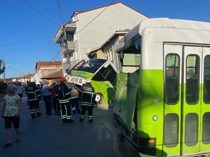 GÜNCELLEME - Kocaeli'de binanın bahçesine devrilen midibüsteki 8 yolcu yaralandı G5
