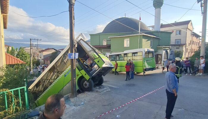 Kocaeli'de feci kaza! Geri geri kayıp bahçeye düştü: Çok sayıda yaralı var