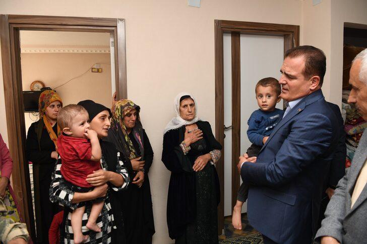 Hakkari Valisi Akbıyık, şehit güvenlik korucularının ailelerini ziyaret etti G2