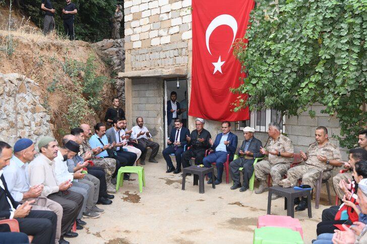 Hakkari Valisi Akbıyık, şehit güvenlik korucularının ailelerini ziyaret etti G3