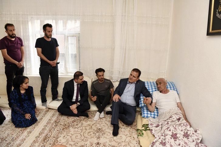 Hakkari Valisi Akbıyık, şehit güvenlik korucularının ailelerini ziyaret etti G5