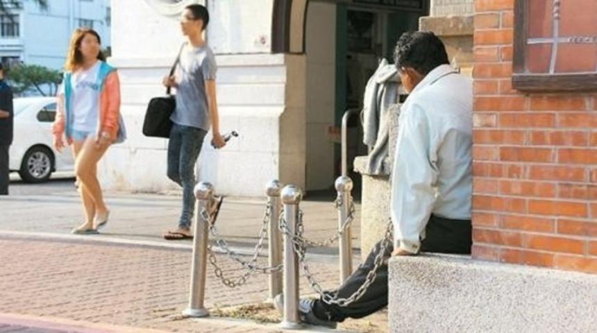 20 yıldır sevdiği kadını aynı yerde bekliyor