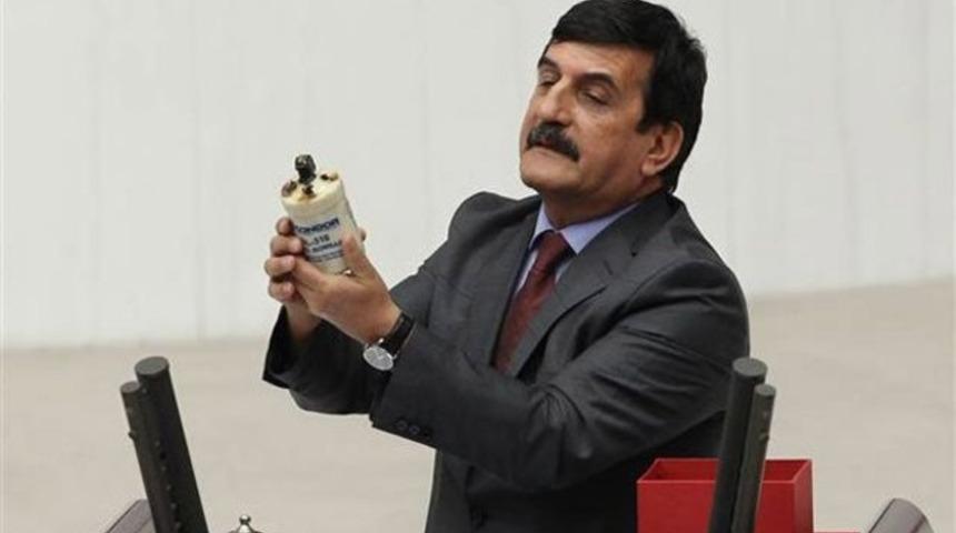 CHP'li vekil k&uuml;rs&uuml;ye gaz bombası ile &ccedil;ıktı