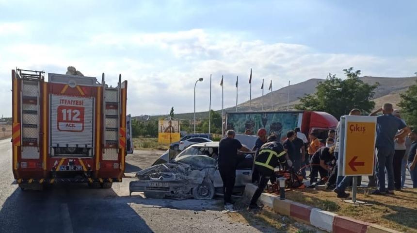 Kahramanmaraş'ta otomobil ile kamyonetin çarpıştığı kazada 3 kişi yaralandı