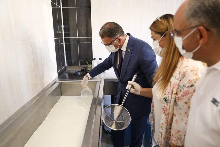 Van Valisi Ozan Balcı, otlu peynir mayaladı G3