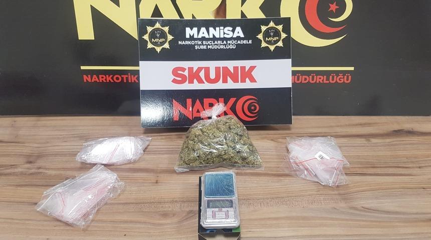 Manisa'da &uuml;zerinde ve ikametinde uyuşturucu bulunan kişi tutuklandı