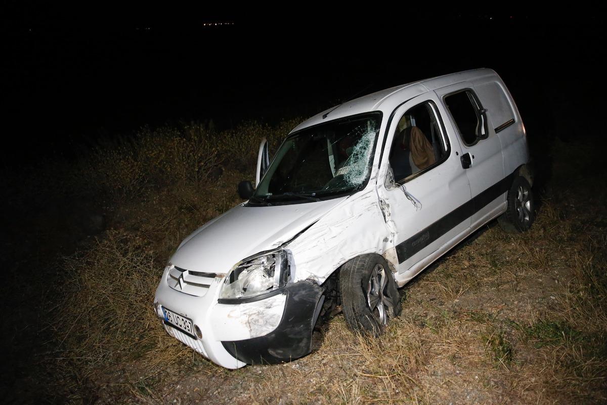 Eskişehir'de iki aracın &ccedil;arpışması sonucu 1 kişi &ouml;ld&uuml; 4 kişi yaralandı