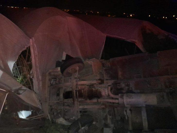 Mersin'de seraya devrilen kamyonun sürücüsü yaralandı G2