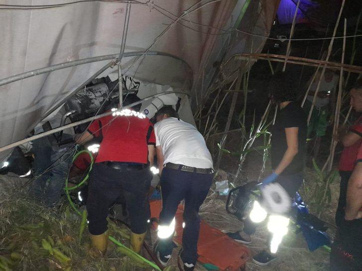 Mersin'de seraya devrilen kamyonun sürücüsü yaralandı G3
