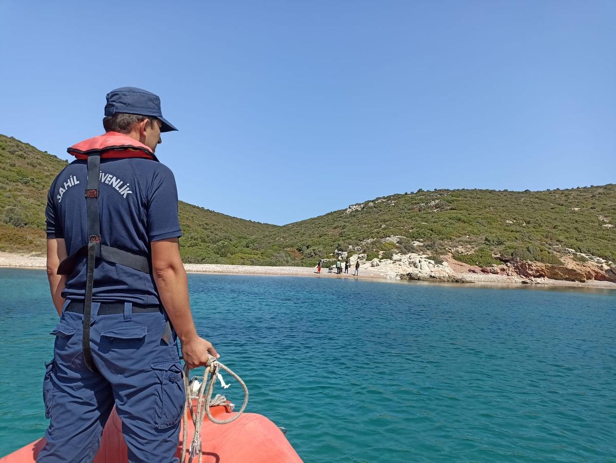 İzmir a&ccedil;ıklarında 194 d&uuml;zensiz g&ouml;&ccedil;men kurtarıldı, 45 g&ouml;&ccedil;men yakalandı