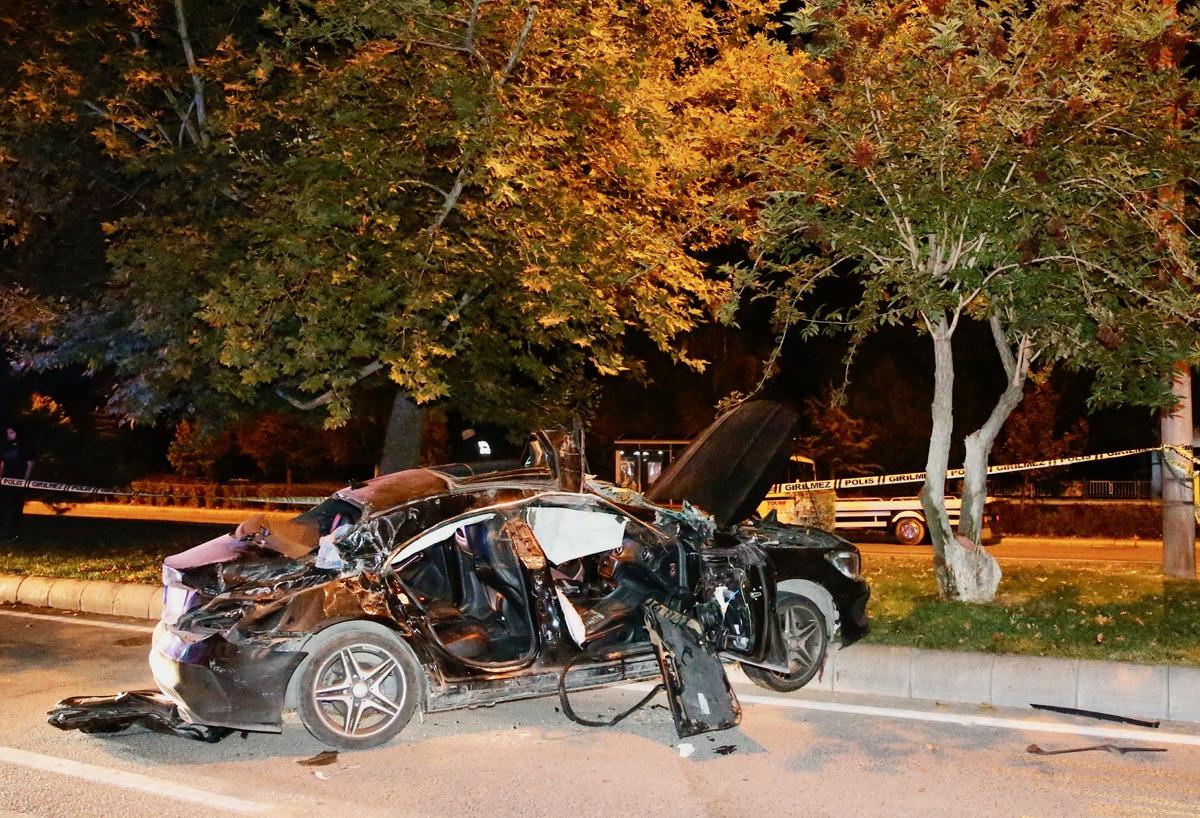 Eskişehir'de otomobil park halindeki kamyona &ccedil;arptı 5 kişi yaralandı