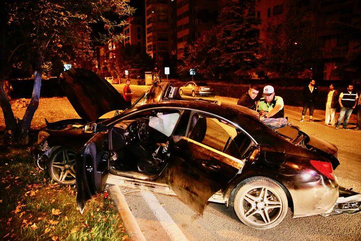 Eskişehir'de otomobil park halindeki kamyona çarptı 5 kişi yaralandı G3