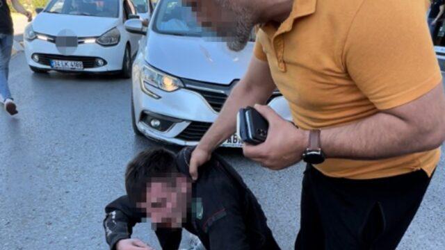 Kızının telefonundaki mesajları görünce şoke oldu! Şüpheliyi, döve döve karakola sürükledi