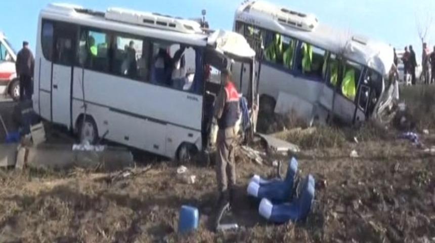 &Ouml;ğrenci ve iş&ccedil;i servisleri &ccedil;arpıştı: 2 &ouml;l&uuml;, 29 yaralı