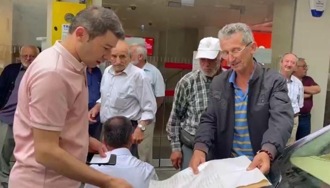 7 bin 500 lirayı duyan emekli bankaya koştu! Şubelerin &ouml;n&uuml;nde yığılmalar oldu