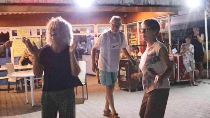 Hollandalı turistler karavanla Karadeniz turuna çıkmıştı! Samsum’da Ankara havası oynayarak eğlendiler G1