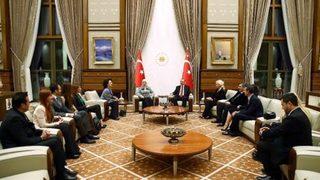 Erdoğan'ın sanatçılarla sürpriz buluşması